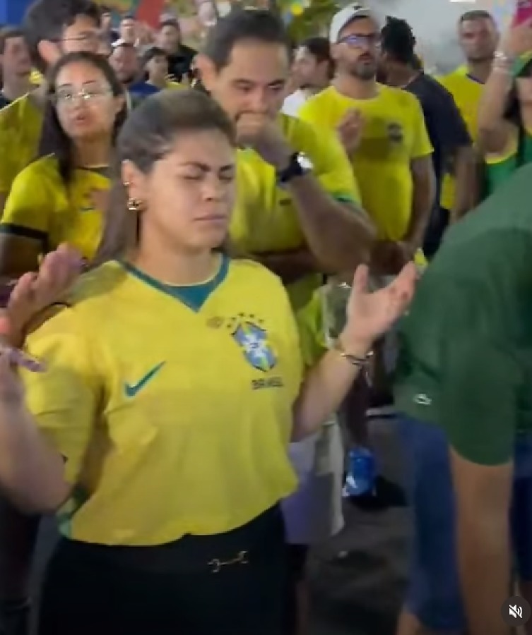 Apoiadores de Flávio Bolsonaro realizam orações na Praça do Choppão em Cuiabá