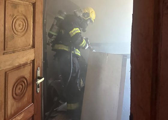 Bombeiros combatem incêndio em residência em Paranatinga