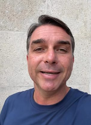 Flávio Bolsonaro revisa carta divulgada nos Estados Unidos e retira autoproclamação presidencial