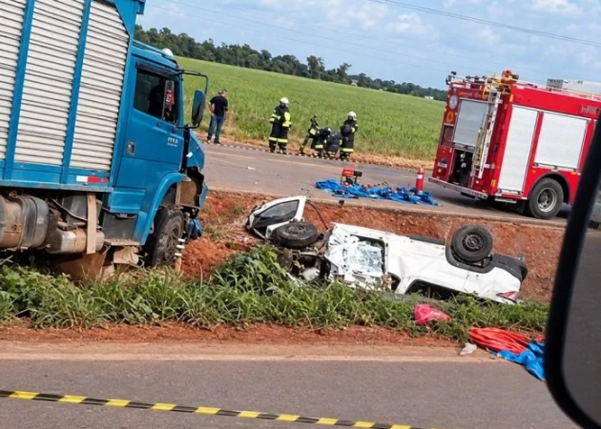 Colisão entre caminhonete e caminhão deixa dois mortos na BR-163 em Sinop